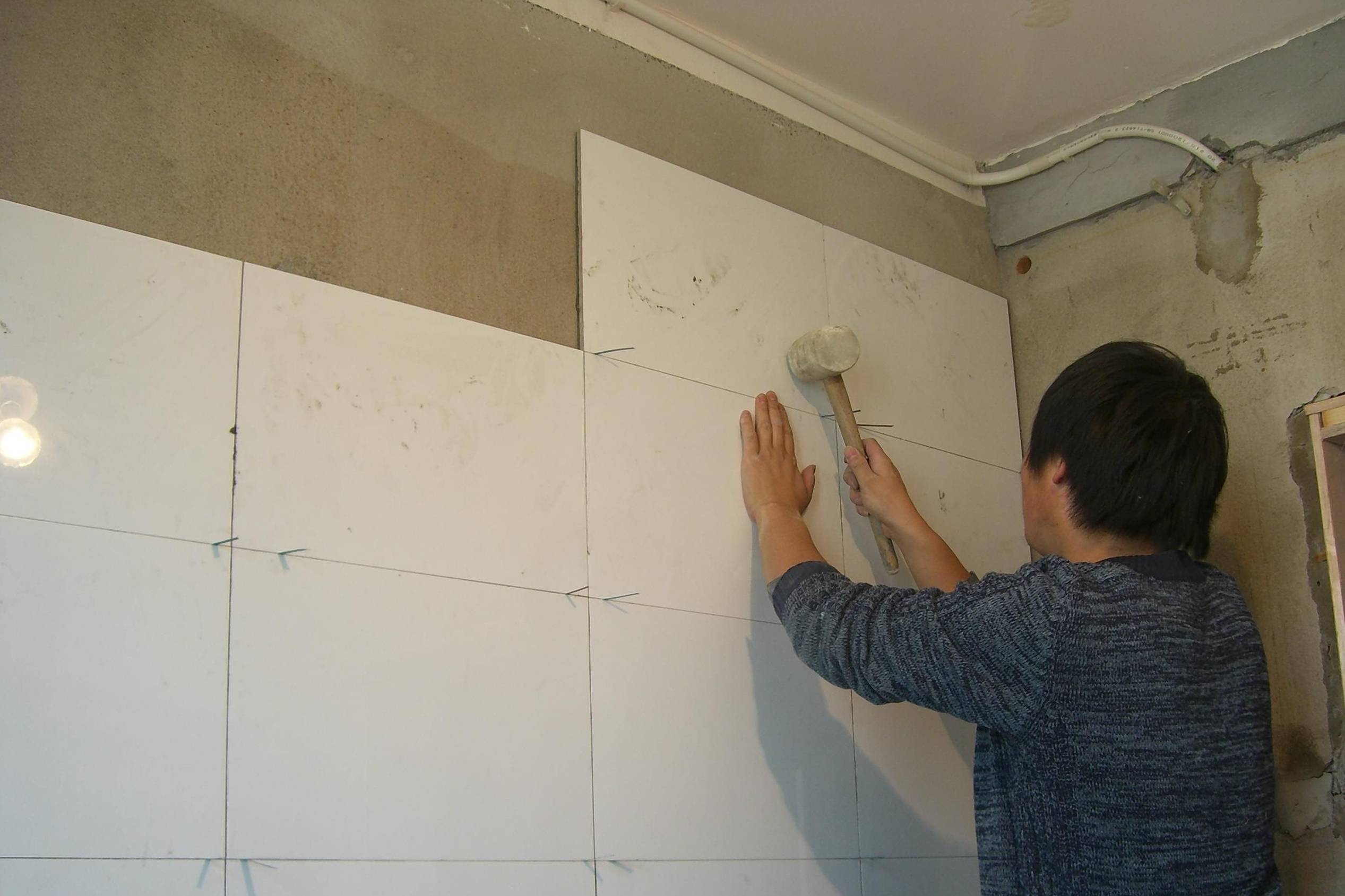 贴砖师傅手艺不过关怎么办(贴砖师傅贴的不好怎么给工钱) 贴砖师傅手艺不过关怎么办(贴砖师傅贴的不好怎么给工钱)