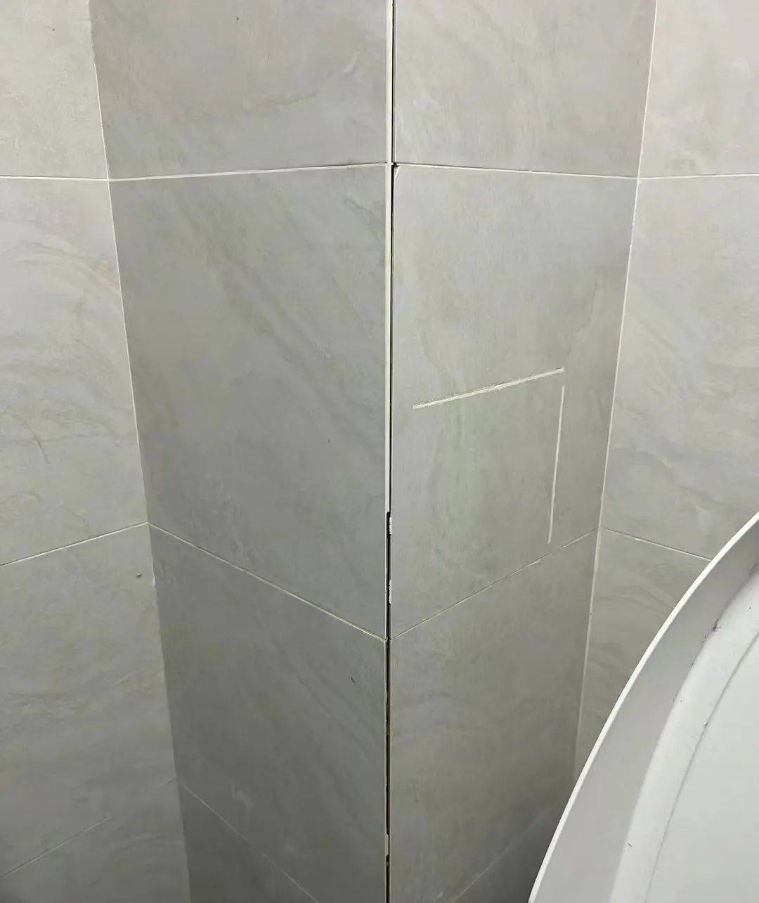 瓷砖空鼓是什么原因造成的怎么办(瓷砖空鼓是什么原因造成的怎么办视频)